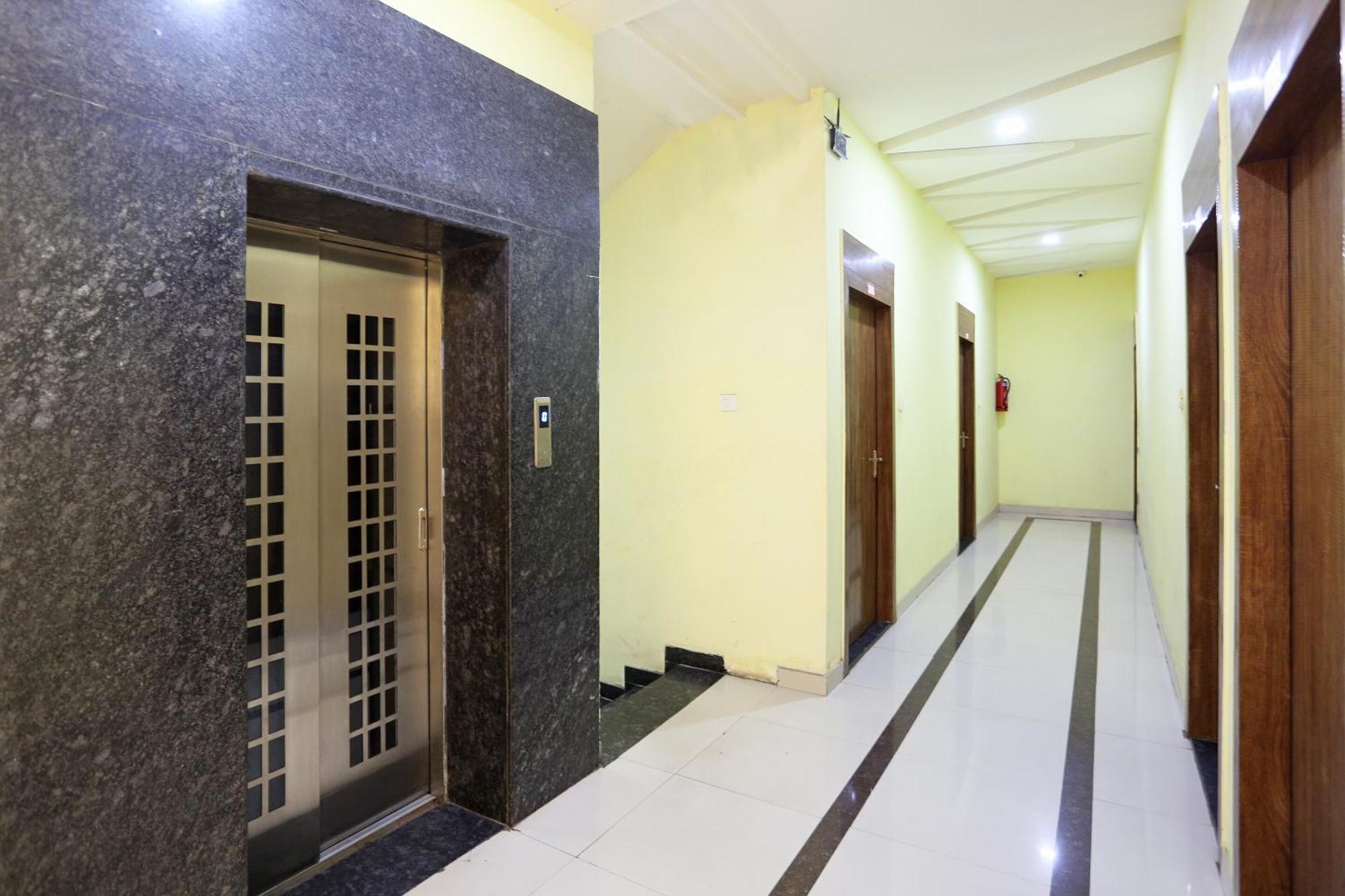 Collection O Hotel Pearl Rāipur Exteriör bild