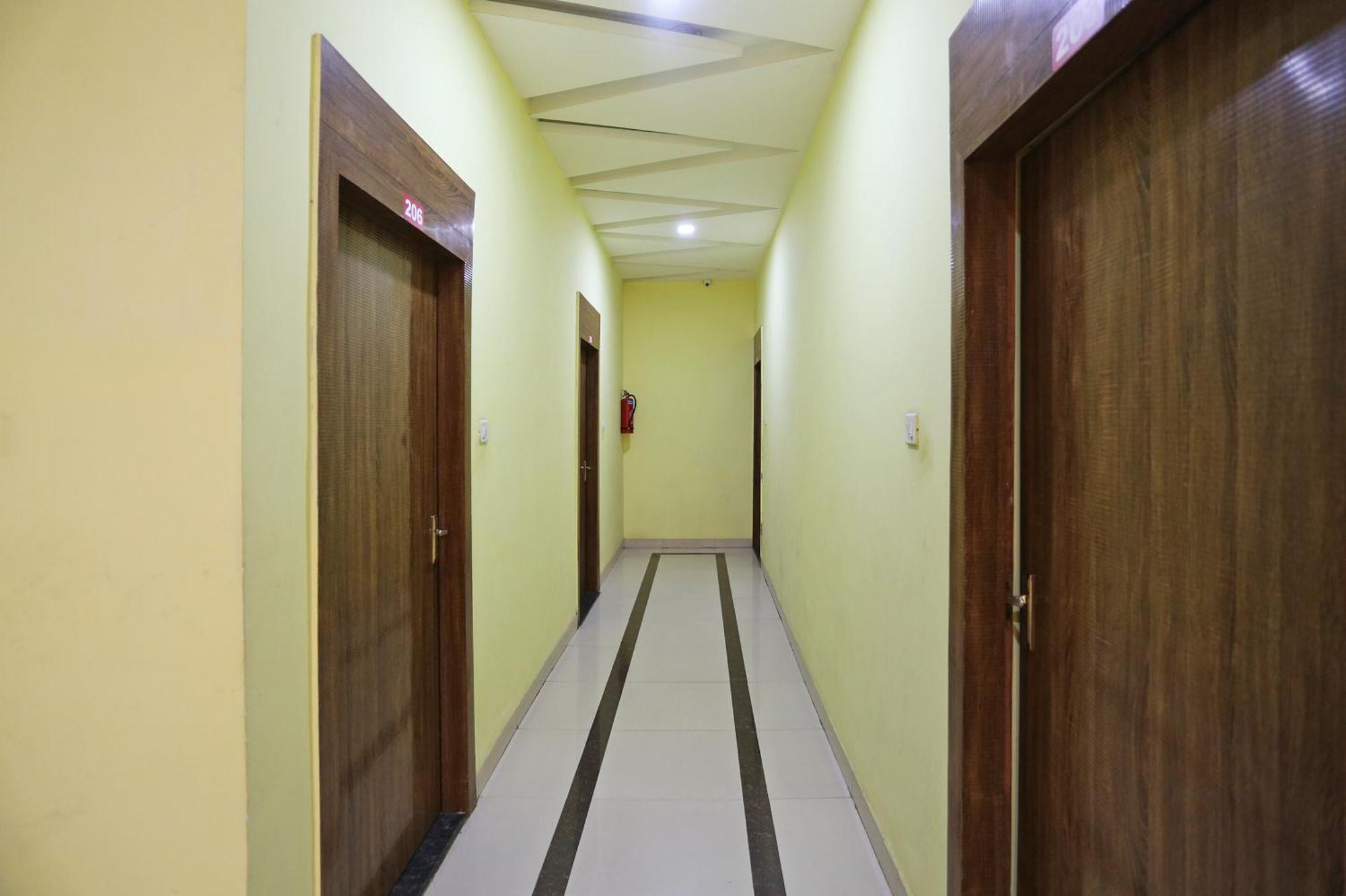 Collection O Hotel Pearl Rāipur Exteriör bild