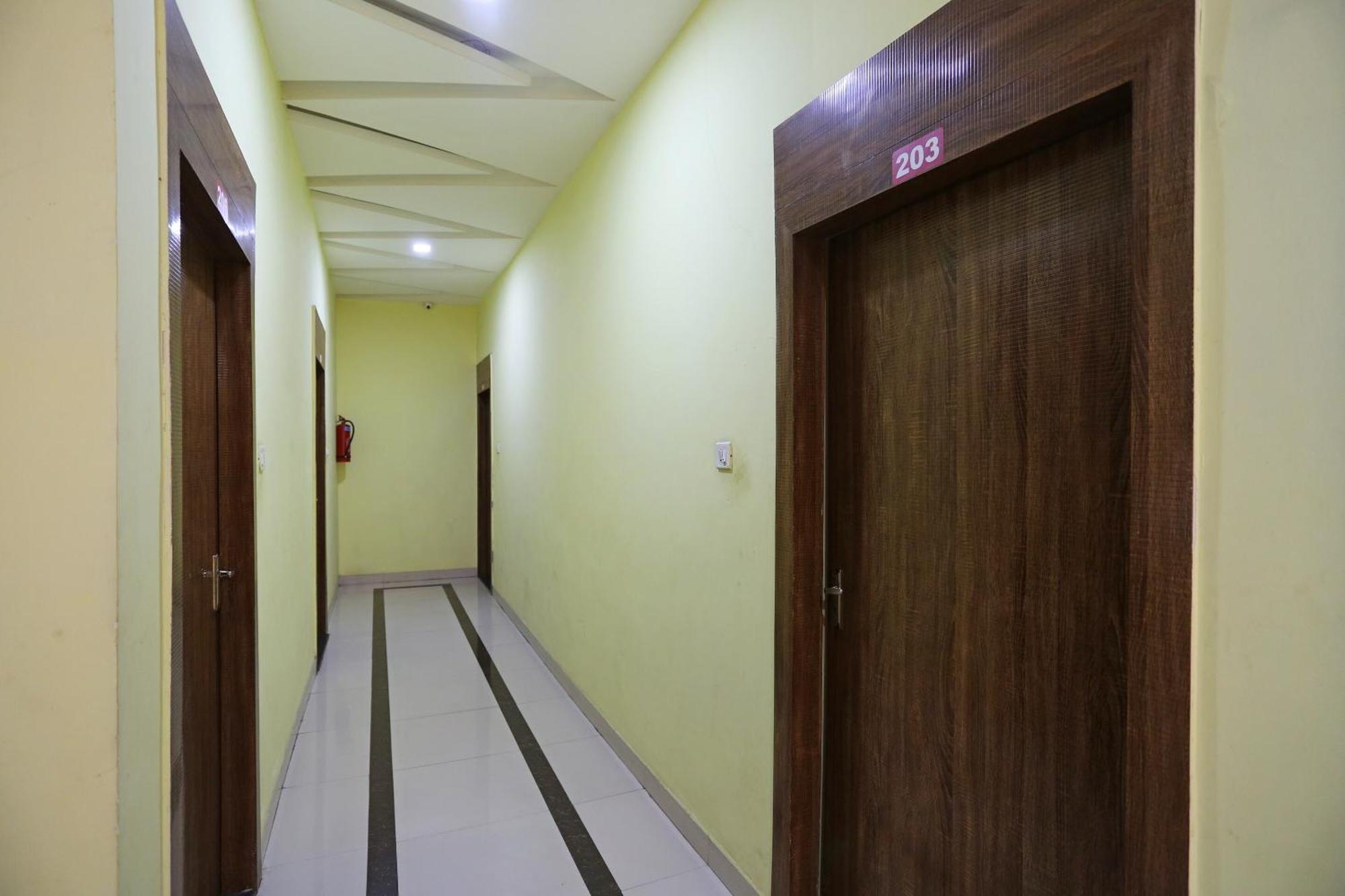 Collection O Hotel Pearl Rāipur Exteriör bild